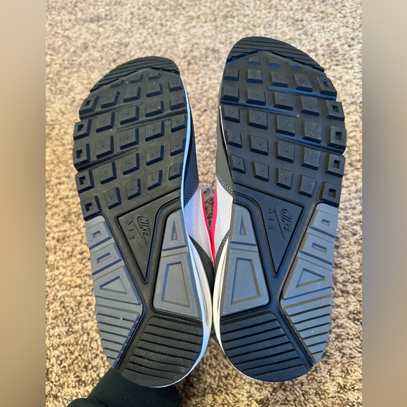 Nike Women's Sneakers in Gray and Pink - Picture 7 of 8